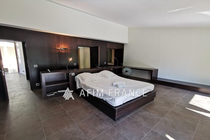 Villa - 300 m² - 5 pièces