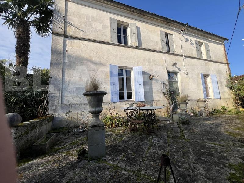 Maison charentaise - 220 m² - 6 pièces