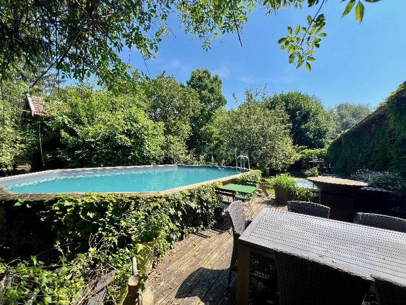 Propriété - 900 m² - 25 pièces