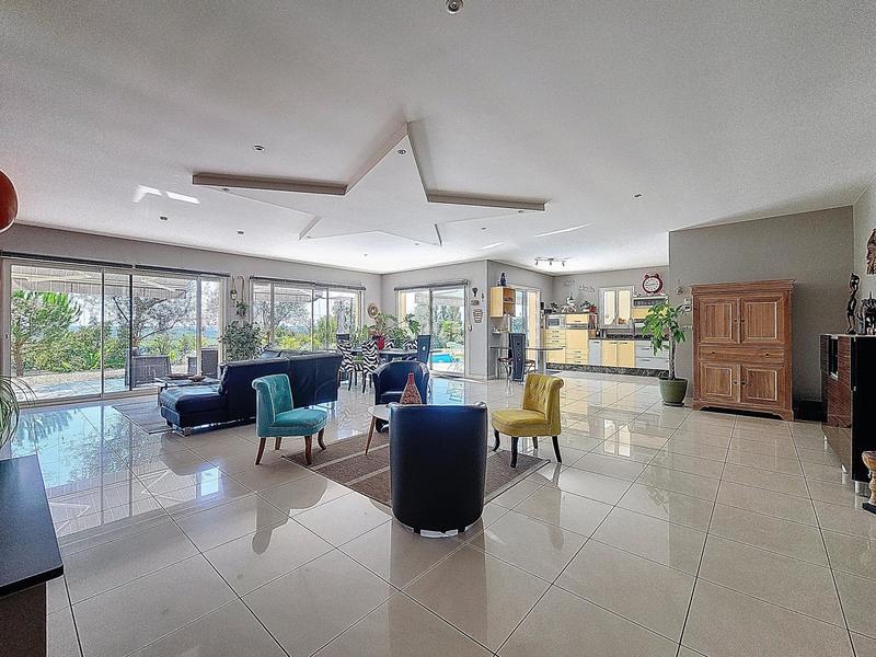 Maison - 200 m² - 8 pièces