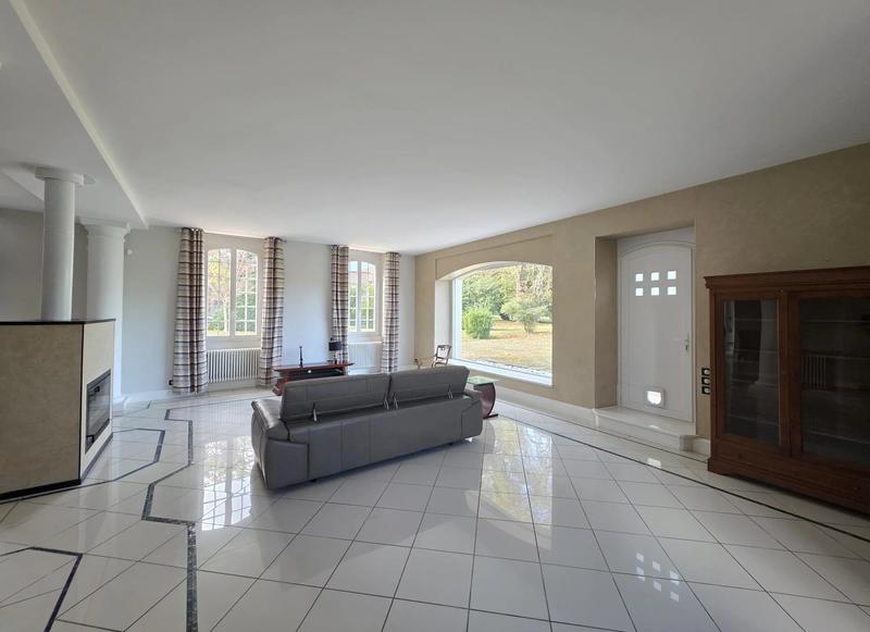 Maison - 564 m² - 16 pièces