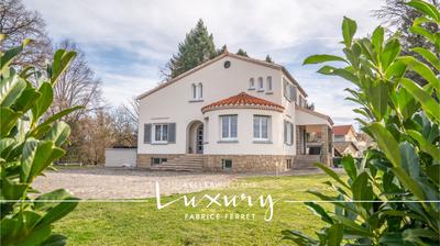 Propriété - 360 m² - 12 pièces