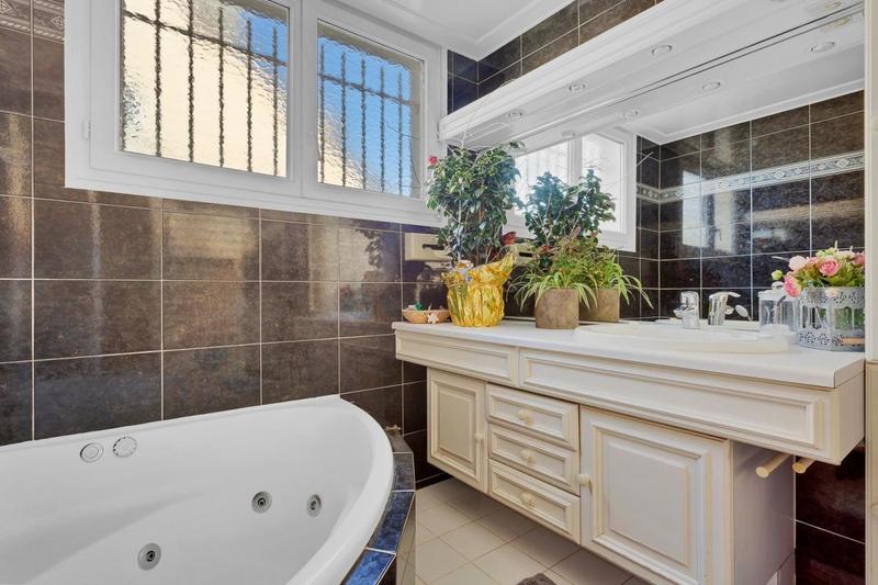 Maison - 238 m² - 11 pièces