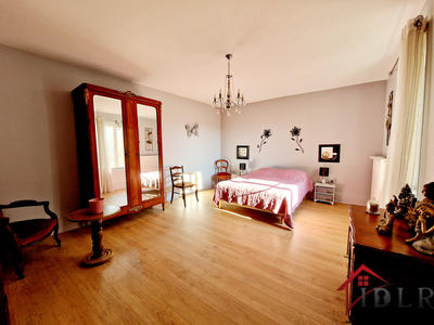 Maison - 260 m² - 6 pièces