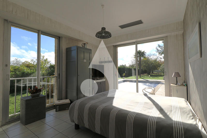 Maison - 233 m² - 12 pièces