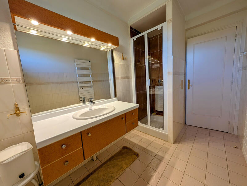 Maison - 230 m² - 8 pièces