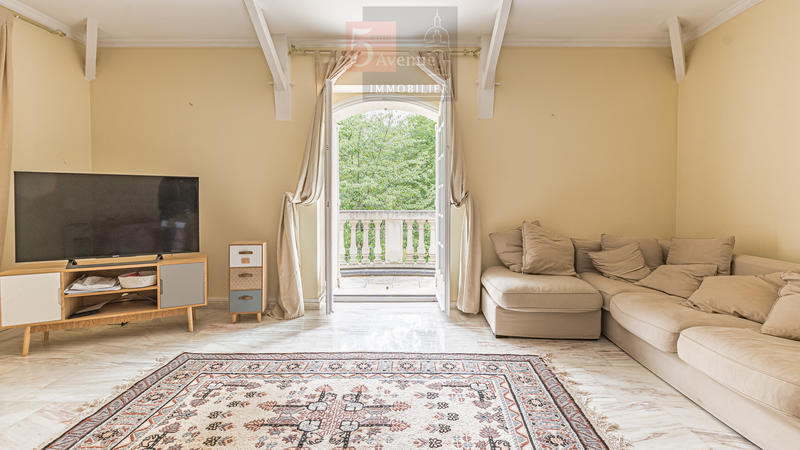 Maison - 330 m² - 8 pièces