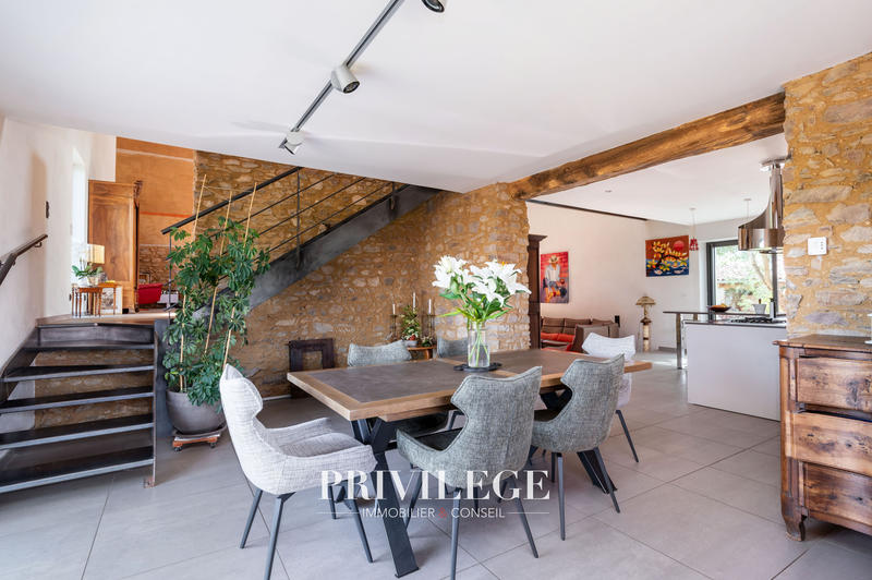 Propriété - 304 m² - 6 pièces