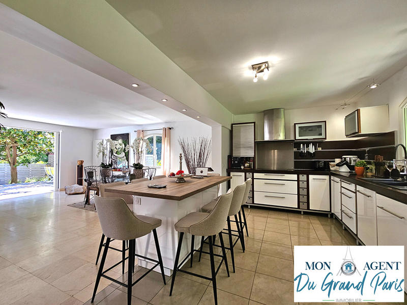 Maison - 250 m² - 8 pièces