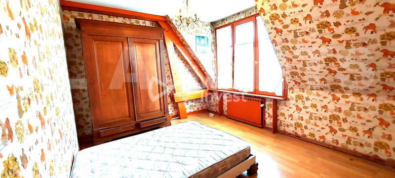 Maison - 233 m² - 9 pièces