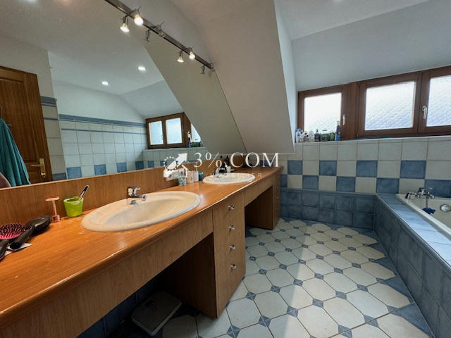 Maison - 255 m² - 9 pièces