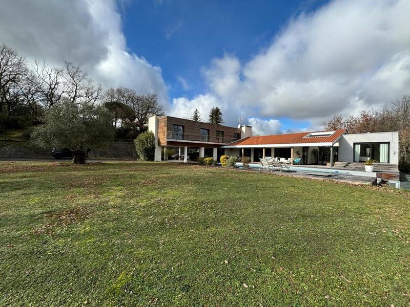 Maison - 280 m² - 6 pièces