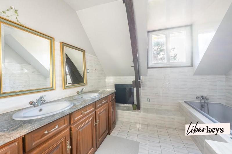 Propriété - 220 m² - 8 pièces