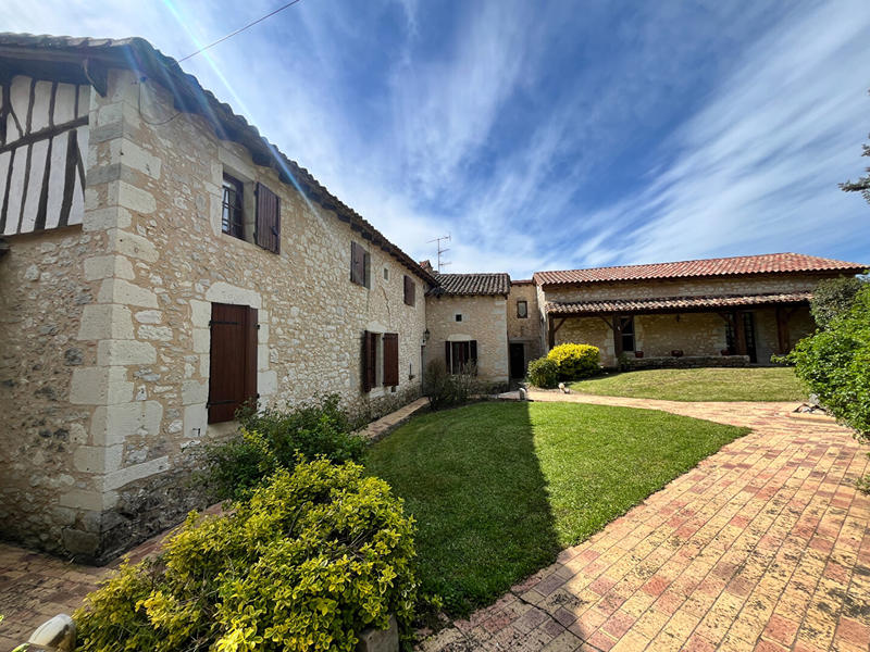 Maison - 430 m² - 18 pièces