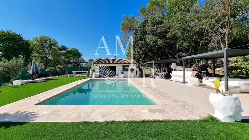 Villa - 375 m²