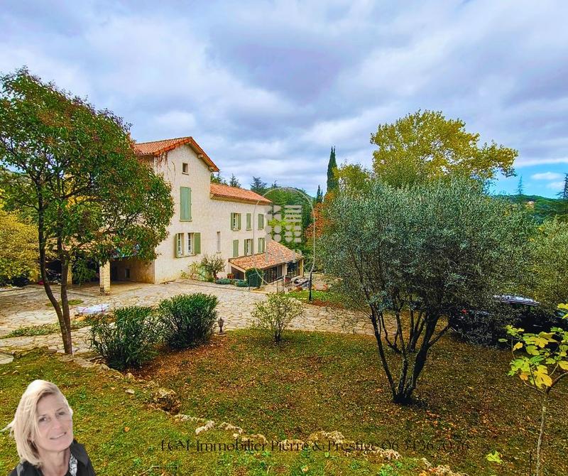 Maison - 270 m² - 8 pièces