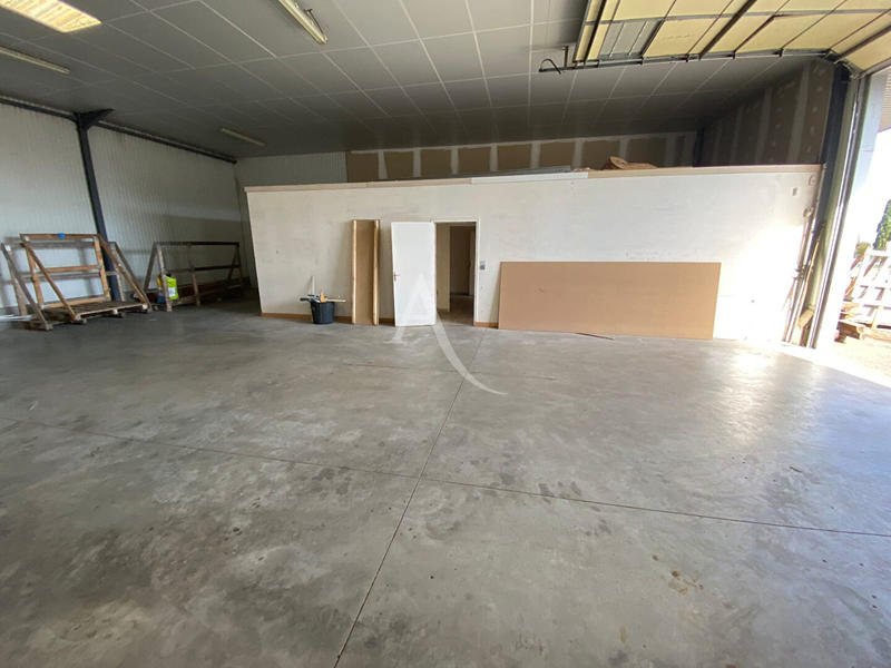 Local d'activité / Entrepôt - 216 m²