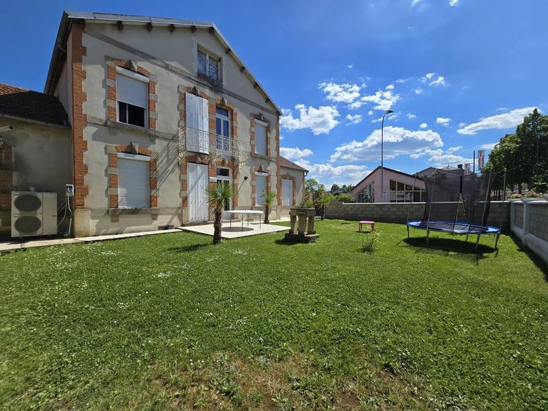 Maison - 270 m² - 9 pièces