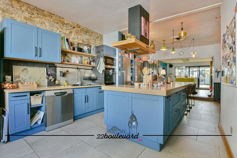 Maison - 230 m² - 8 pièces