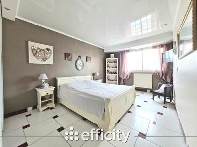 Maison - 242 m² - 6 pièces