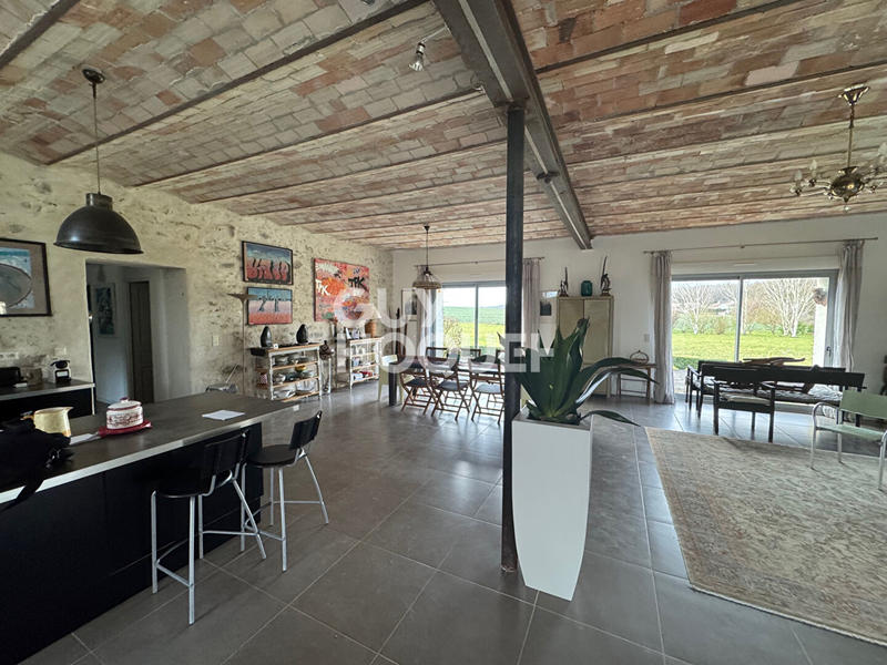Maison - 257 m² - 5 pièces