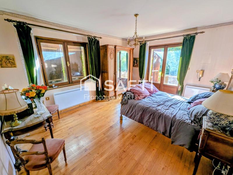 Maison - 250 m² - 8 pièces