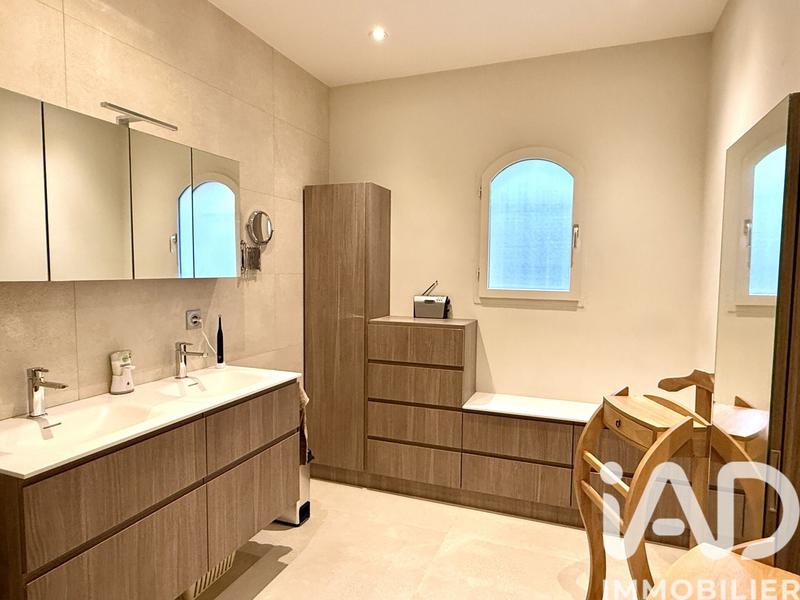 Maison - 240 m² - 8 pièces