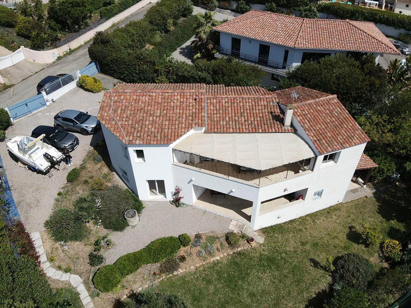 Maison - 210 m² - 7 pièces