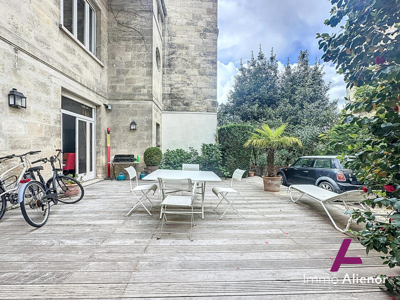 Maison - 221 m² - 8 pièces