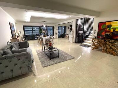 Maison - 246 m² - 7 pièces