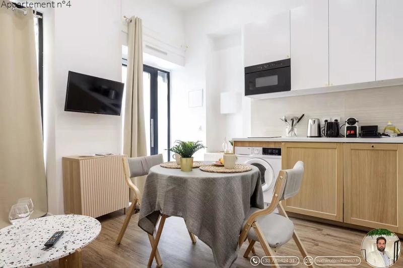 Studio - 100 m² - 9 pièces