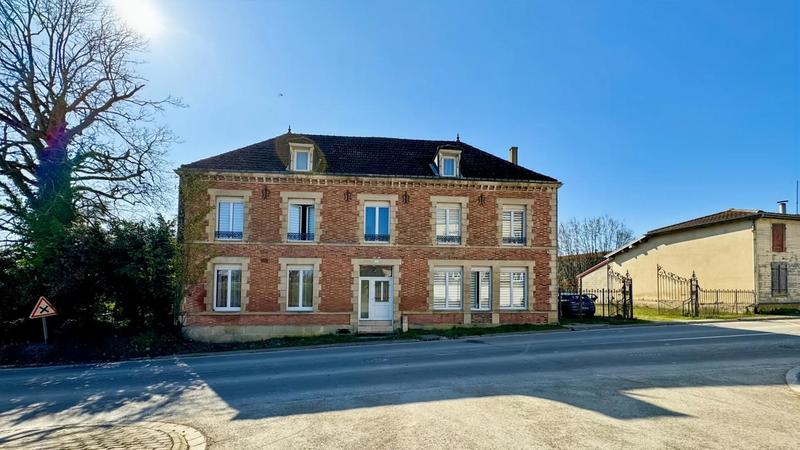 Maison - 256 m² - 8 pièces