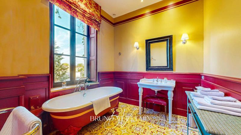 Demeure - 750 m² - 18 pièces