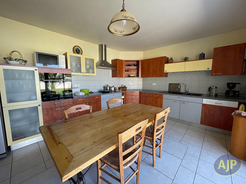 Maison - 202 m² - 7 pièces