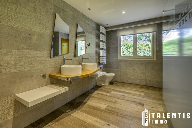 Maison - 342 m² - 12 pièces