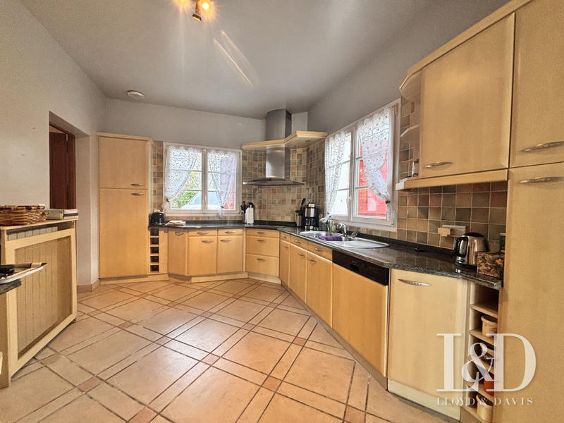 Maison - 220 m² - 8 pièces