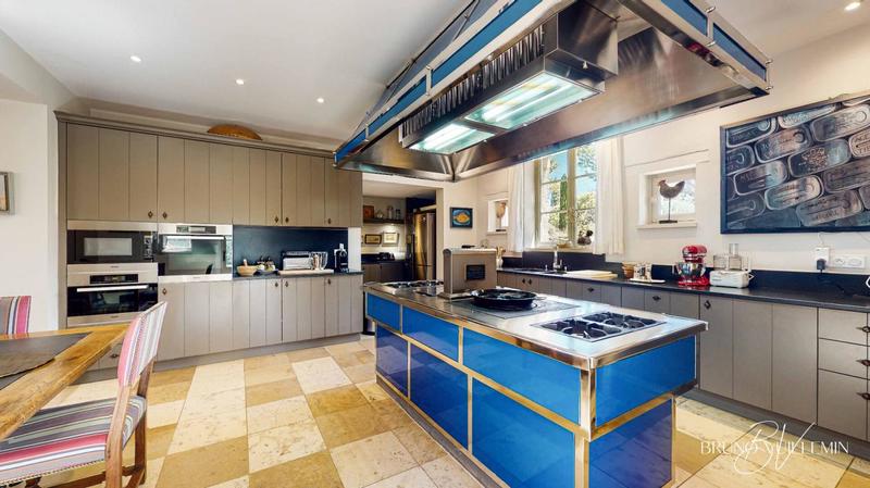 Demeure - 413 m² - 14 pièces