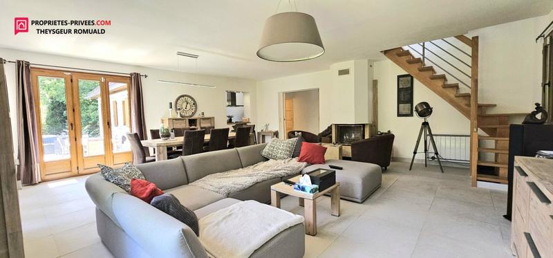 Maison - 250 m² - 8 pièces