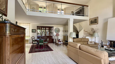 Maison - 220 m² - 8 pièces