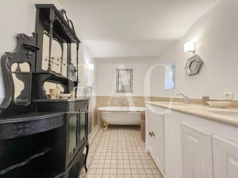 Villa - 300 m² - 8 pièces