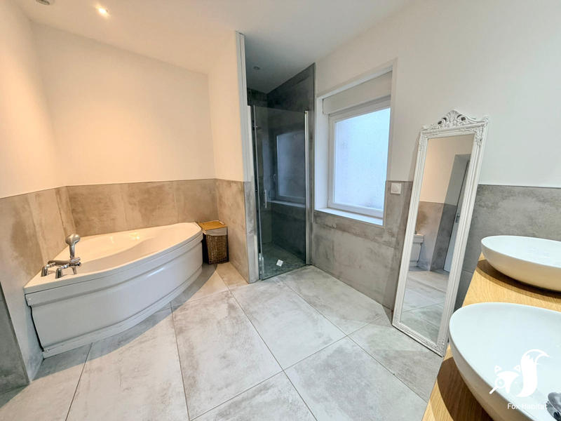 Maison - 222 m² - 7 pièces