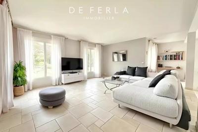 Propriété - 245 m² - 10 pièces