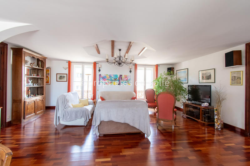 Maison - 244 m² - 6 pièces