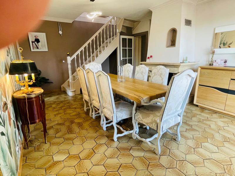 Maison - 230 m² - 9 pièces