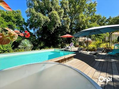 Maison - 280 m² - 9 pièces