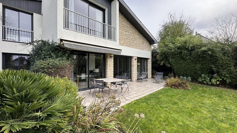 Maison - 216 m² - 6 pièces