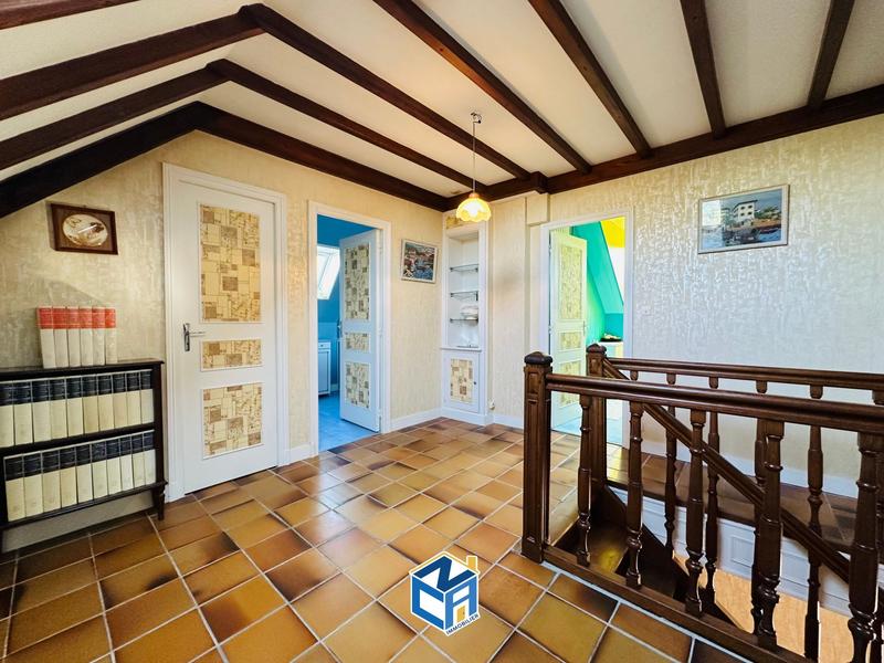 Maison - 214 m² - 9 pièces