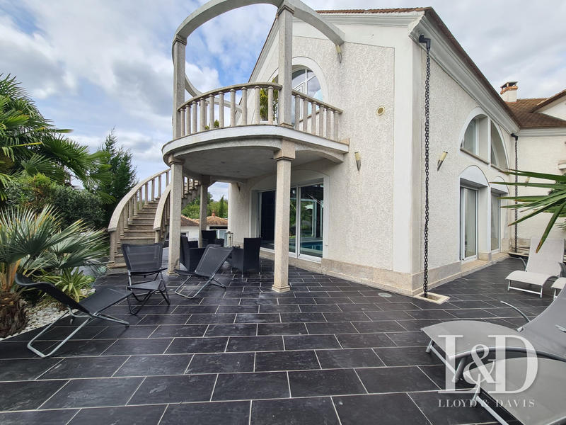 Maison contemporaine - 574 m² - 12 pièces