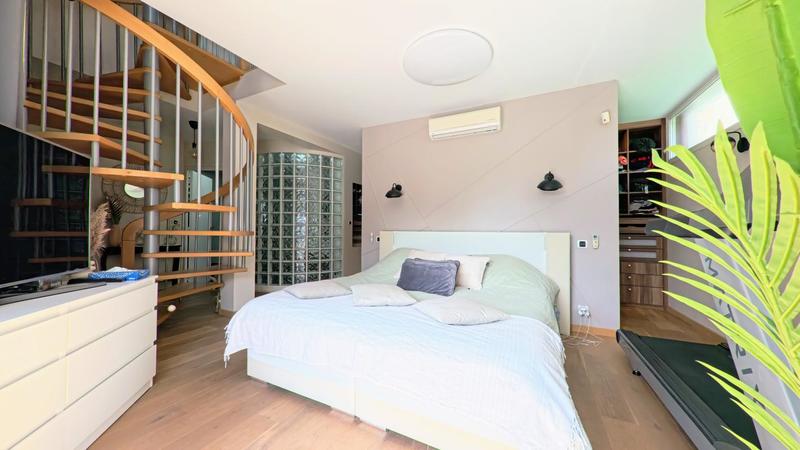 Maison - 215 m² - 9 pièces