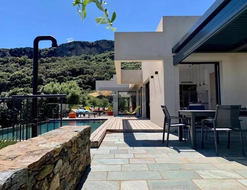 Maison - 202 m² - 7 pièces